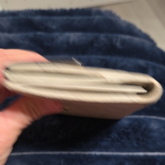 Gucci Beige Wallet with Gold Accent - Picture 9 of 12